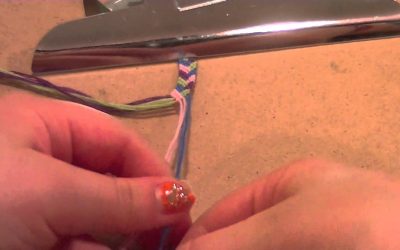 Bracelet de l&rsquo;amitié tressé avec quatre couleurs