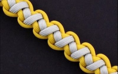 Vidéo tuto pour apprendre comment fabriquer un bracelet de noeuds avec lacets
