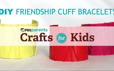 Bracelet DIY fabriqué avec un rouleau en carton et des fils, idéale pour réaliser avec les enfants